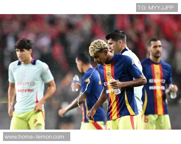 巴萨与巴黎对决裁判争议引发热议球迷怒斥黑哨现象再现 巴萨与巴黎对决裁判争议引发热议球迷怒斥黑哨现象再现